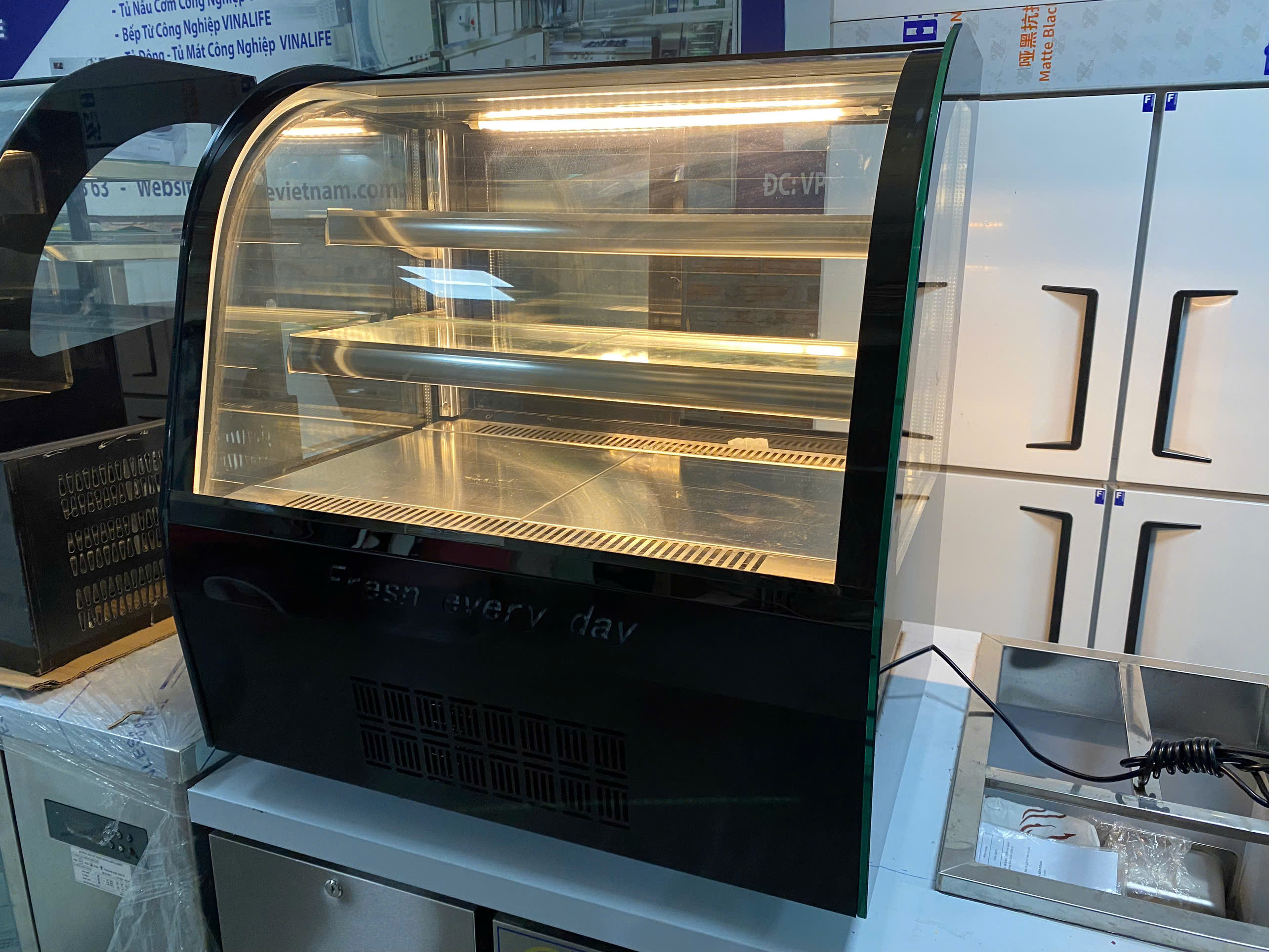 Tủ Bánh Kem Cong Để Bàn 70cm&nbsp;