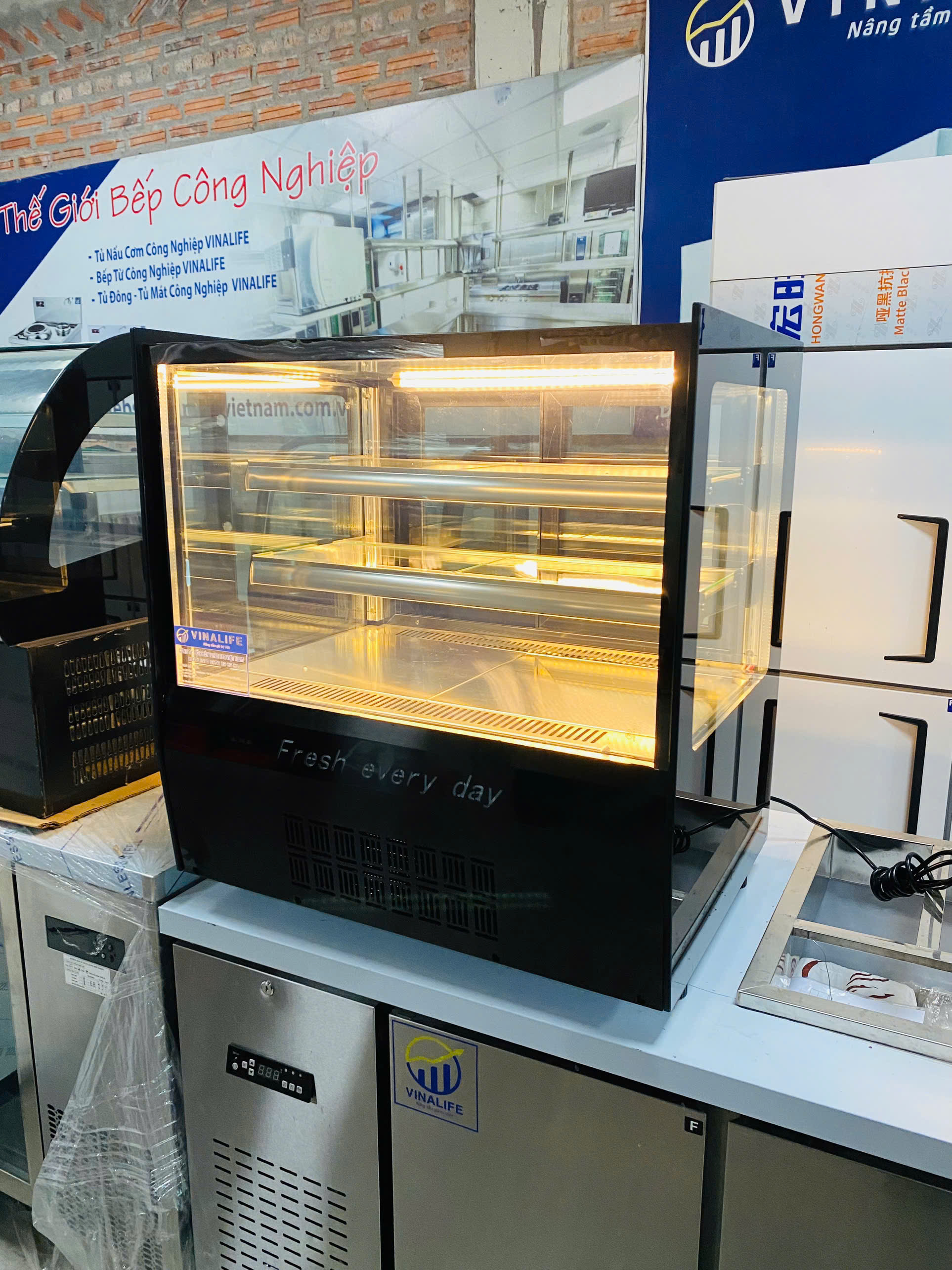 Tủ Bánh Kem Để Bàn Vuông 70cm